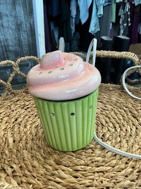 Scentsy Ceramic Cupcake Wax Warmer - Pink Frosting & Green Base